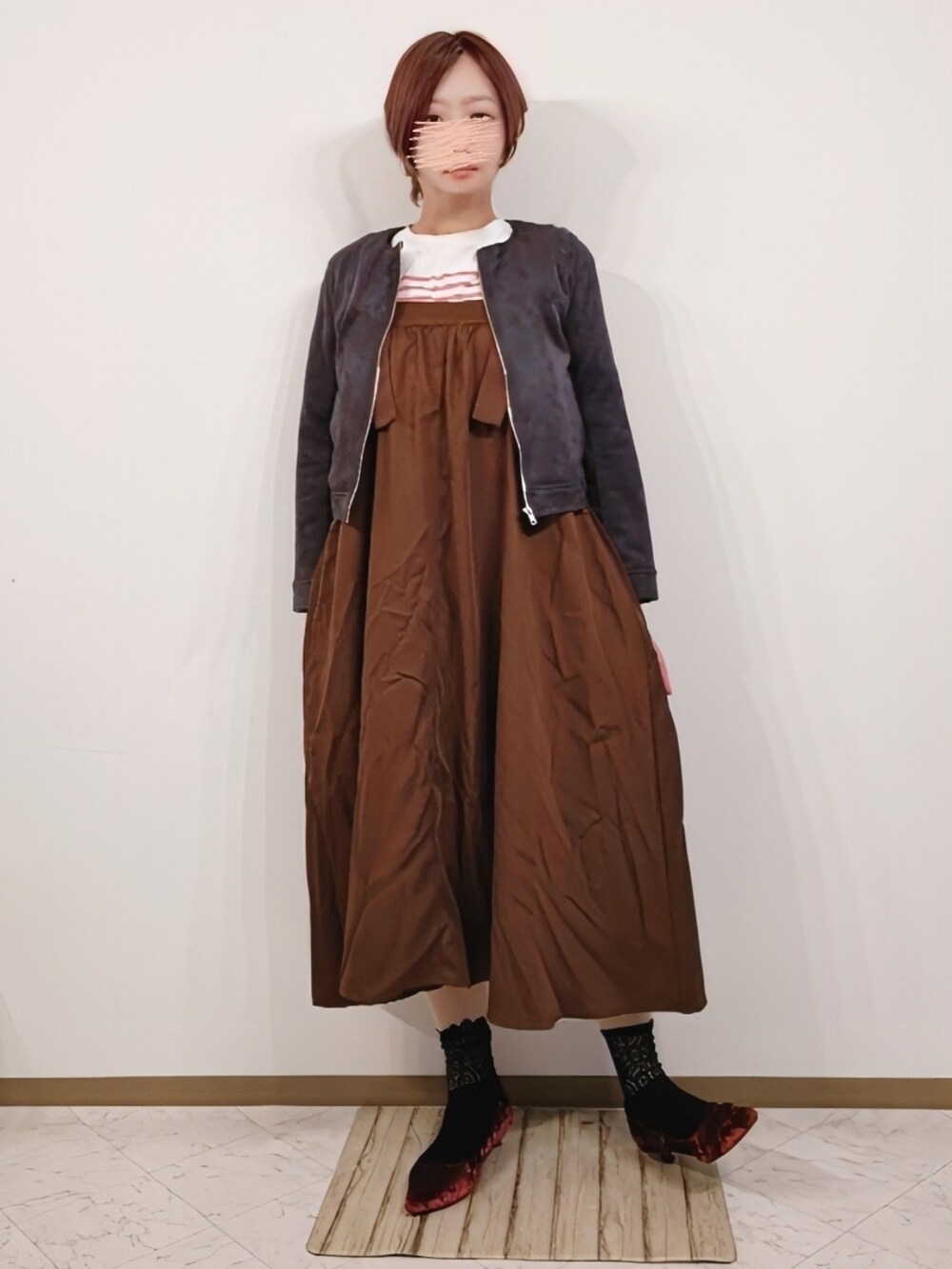 ピンク系のTシャツ/カットソー、ブラウン系のジャンパースカートを着用したレディースの冬コーディネートの2枚目の写真