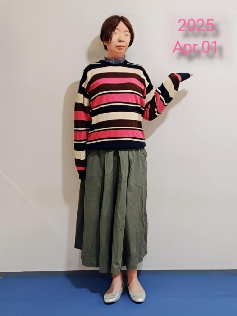 ブルー系のワンピース、グレー系のTシャツ/カットソー、ブルー系のニット/セーターを着用したレディースの春コーディネートの2枚目の写真