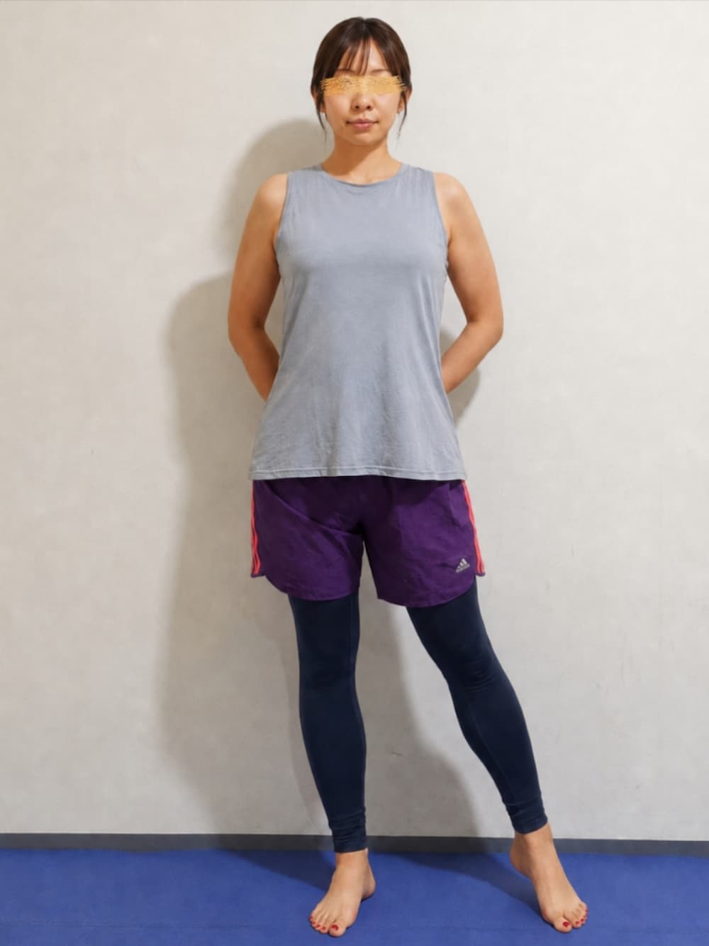 ブラック系のスカート、その他のTシャツ/カットソーを着用したレディースの夏コーディネートの2枚目の写真