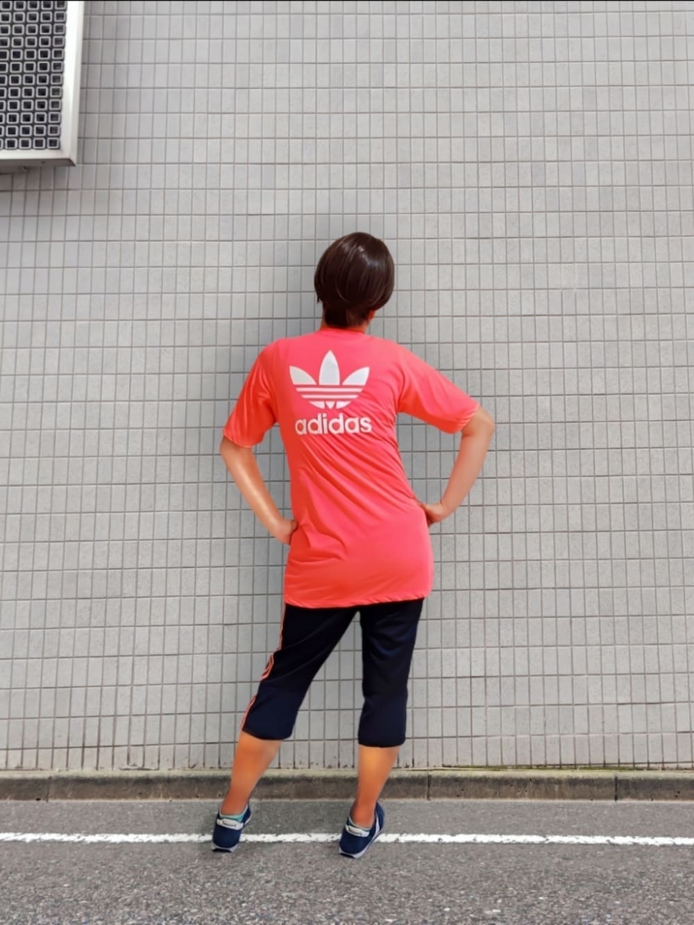 「キャップ、リンガーTシャツ、カーゴパンツ、シャツワンピ、スニーカー、カーキ、羽織り、秋っぽコーデ更新中、ロゴものLovers、大人カジュアル、休日スタイル」｜「niko and...のアソートロゴリンガーTシャツ（Tシャツ/カットソー、ホワイト系）」を使った、🍠ゆみっつ🍠さん（レディース・173cm）の秋コーディネートの3枚目の写真
