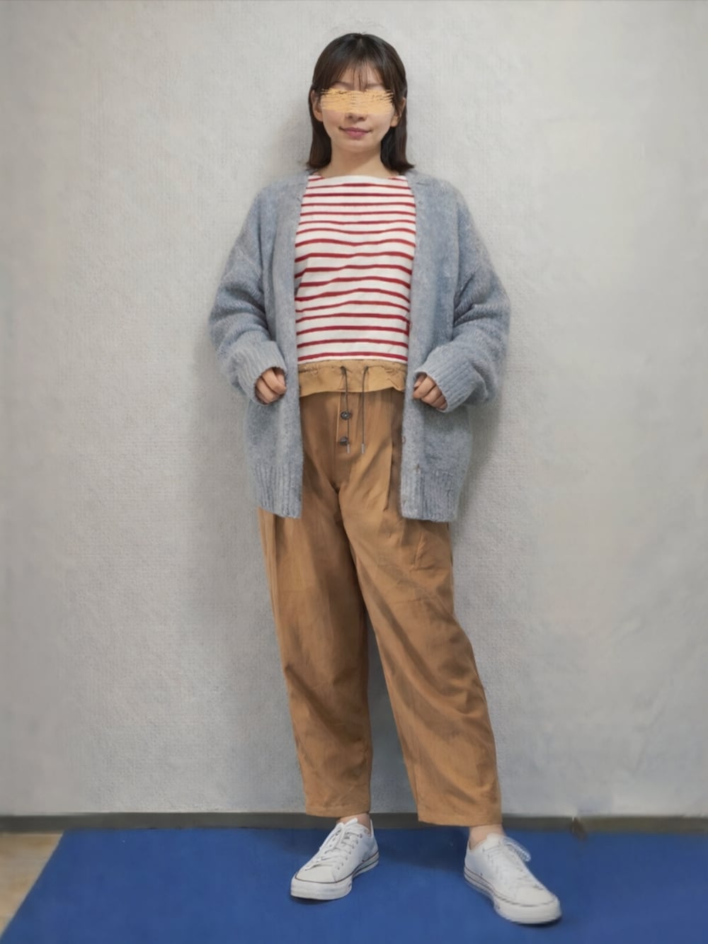 レッド系のTシャツ/カットソーを着用したレディースの冬コーディネートの2枚目の写真