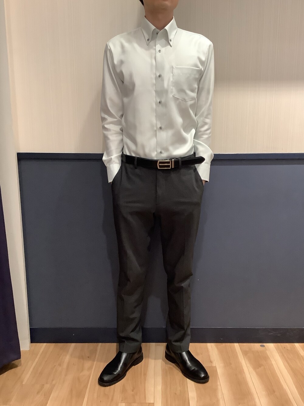 グリーン系のビジネスシャツ、グレー系のベストを着用したメンズの秋コーディネートの3枚目の写真