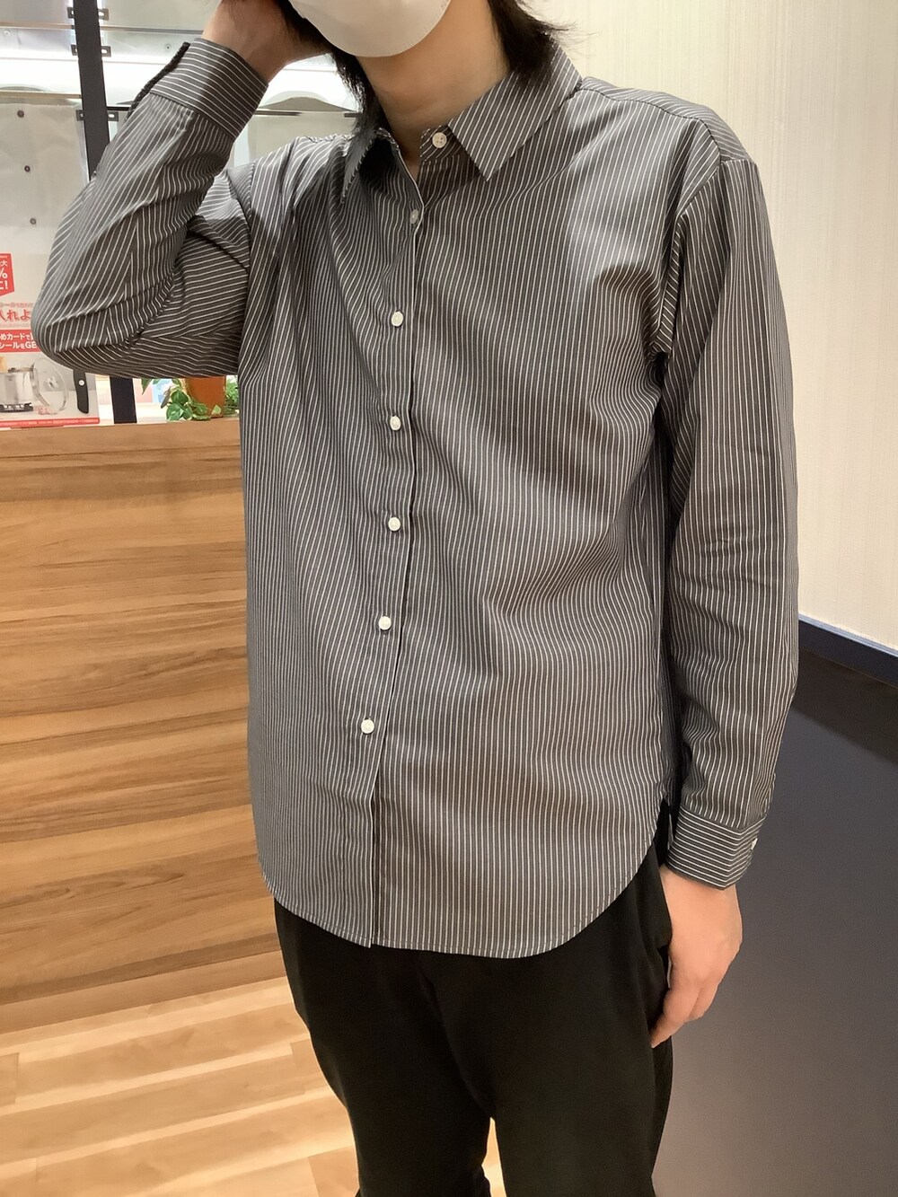 ブルー系のシャツ/ブラウスを着用したメンズの冬コーディネートの3枚目の写真