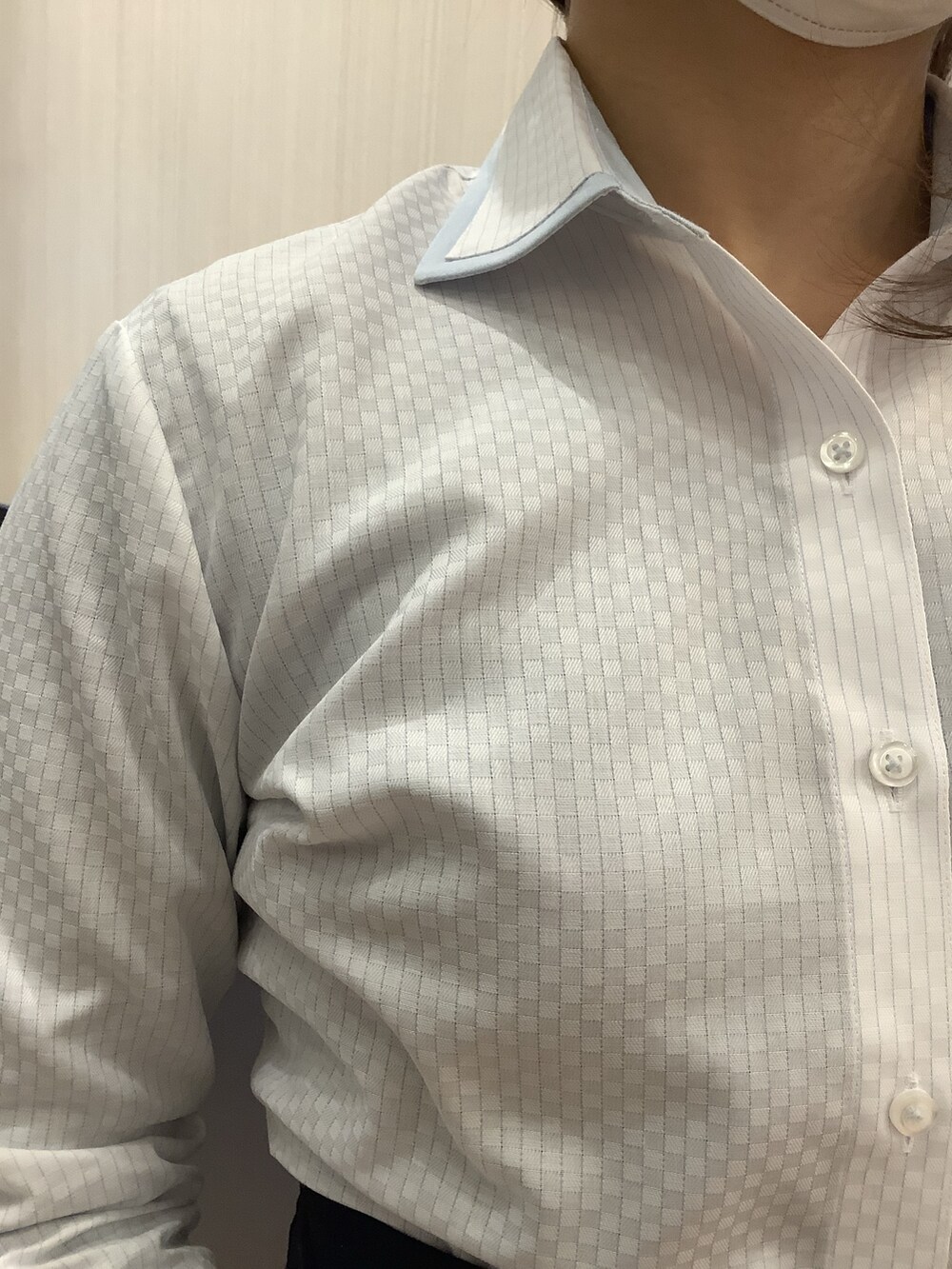 ブルー系のビジネスシャツを着用したメンズの春コーディネートの3枚目の写真