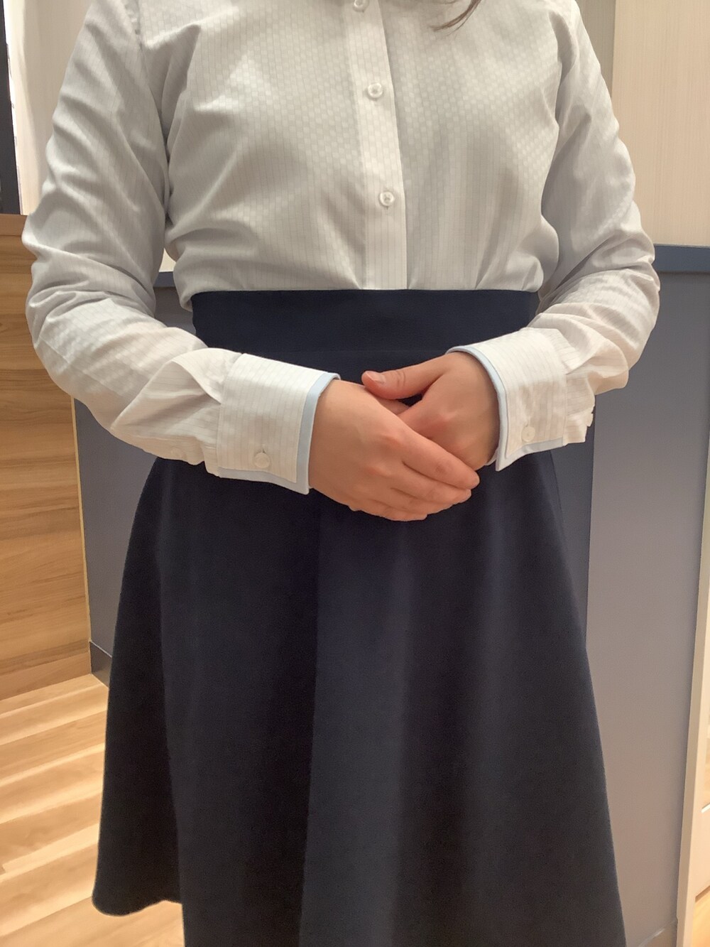 ブルー系のビジネスシャツを着用したメンズの春コーディネートの4枚目の写真