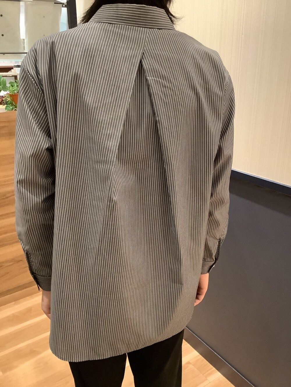 ブルー系のシャツ/ブラウスを着用したメンズの冬コーディネートの4枚目の写真