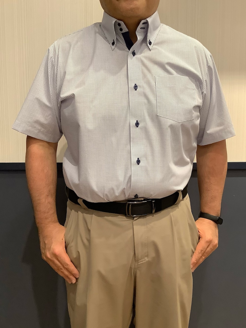 ブルー系のビジネスシャツを着用したメンズの夏コーディネートの2枚目の写真