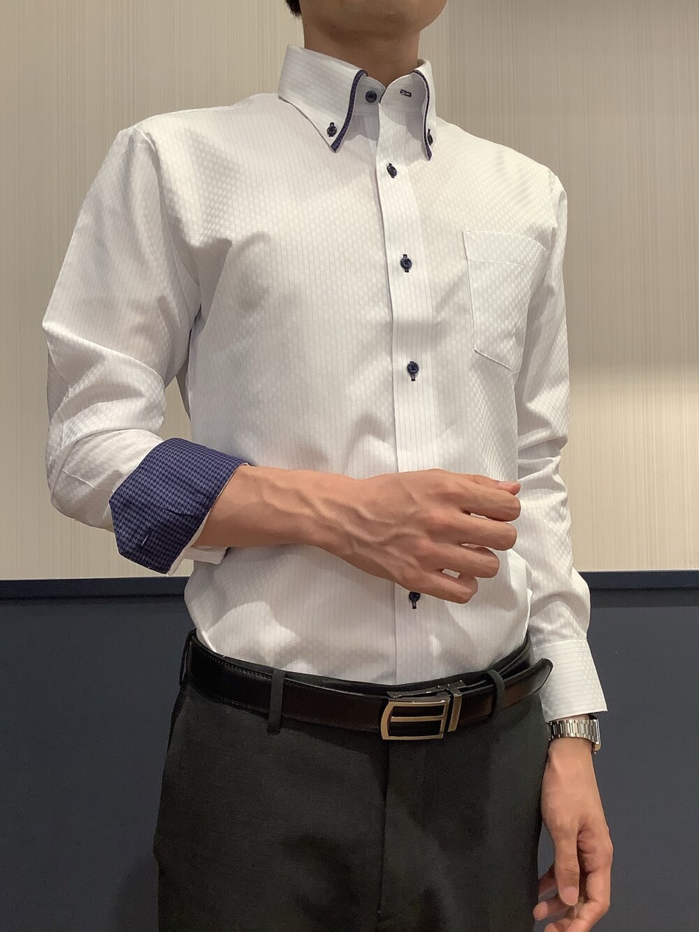 ブルー系のビジネスシャツを着用したメンズの秋コーディネートの3枚目の写真