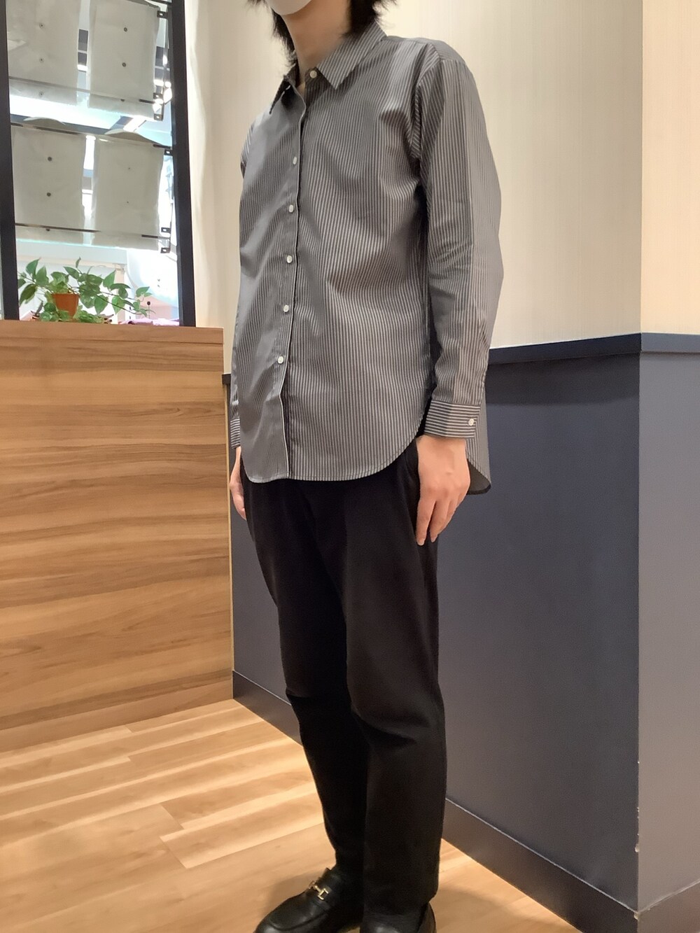 ブルー系のシャツ/ブラウスを着用したメンズの冬コーディネートの2枚目の写真