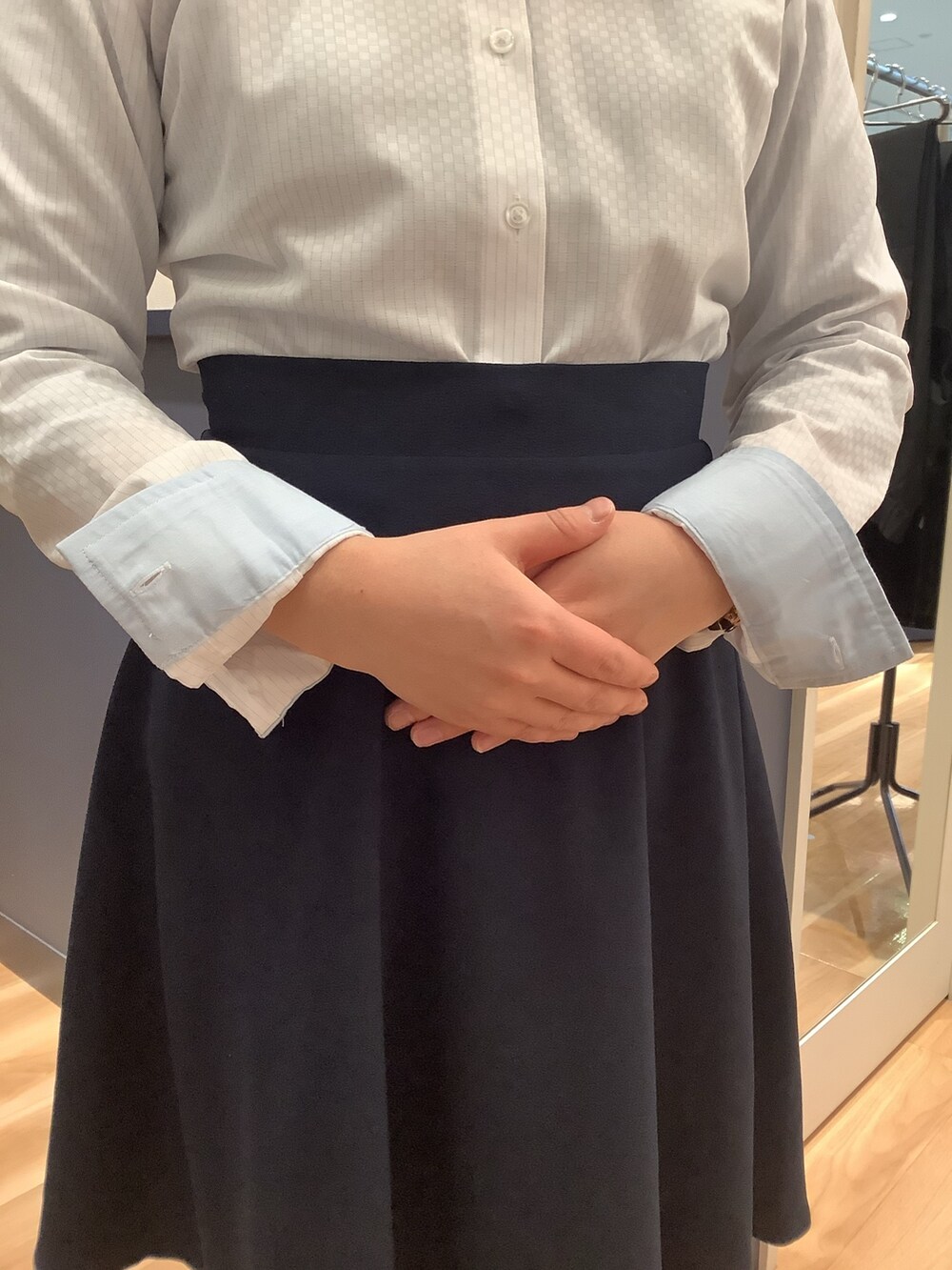 ブルー系のビジネスシャツを着用したメンズの春コーディネートの5枚目の写真