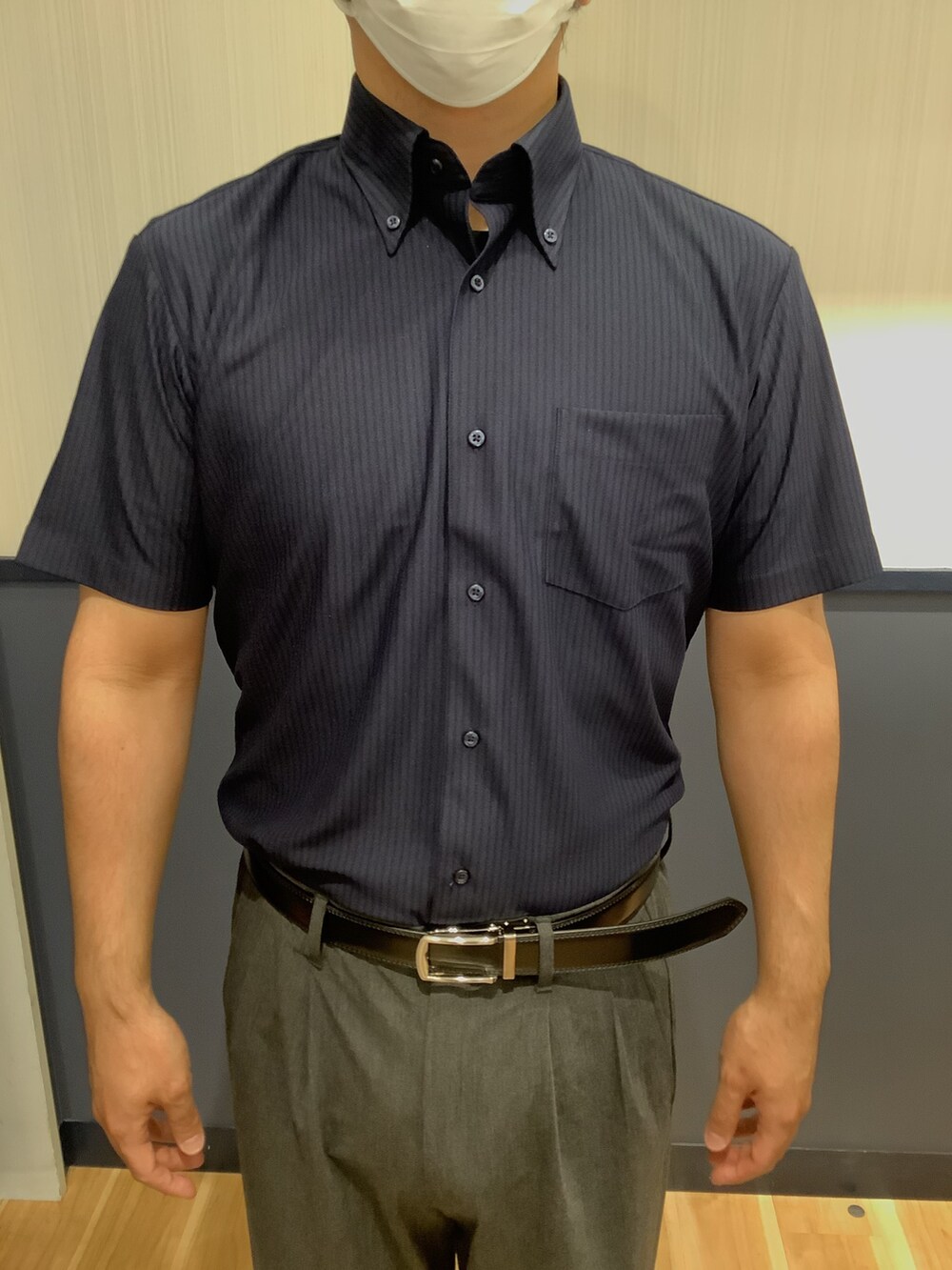 ブルー系のビジネスシャツを着用したメンズの夏コーディネートの2枚目の写真