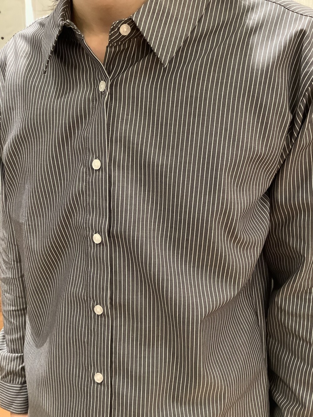 ブルー系のシャツ/ブラウスを着用したメンズの冬コーディネートの5枚目の写真