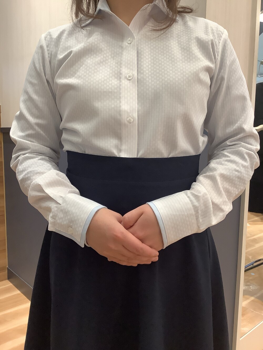 ブルー系のビジネスシャツを着用したメンズの春コーディネートの2枚目の写真