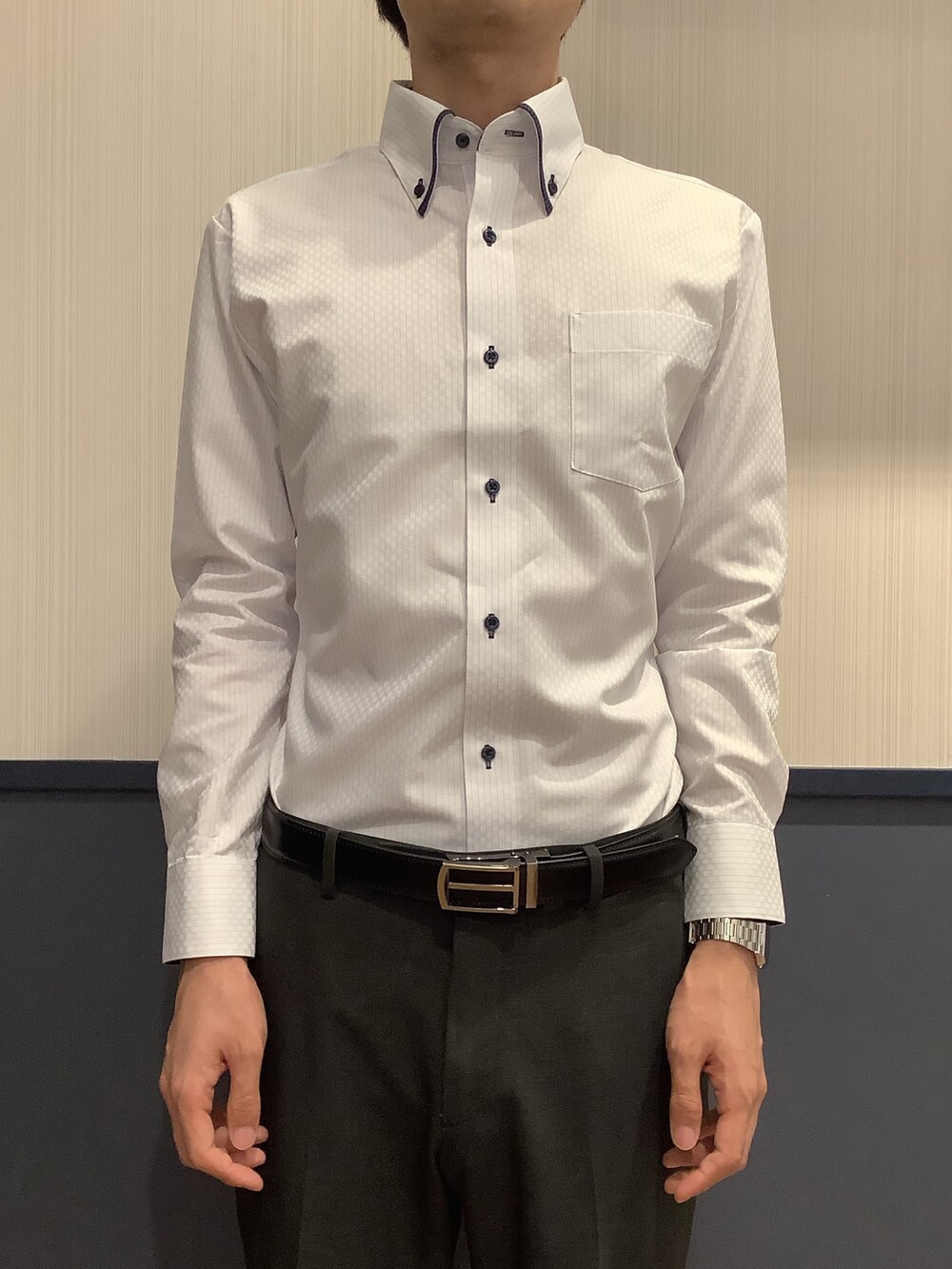 ブルー系のビジネスシャツを着用したメンズの秋コーディネートの2枚目の写真