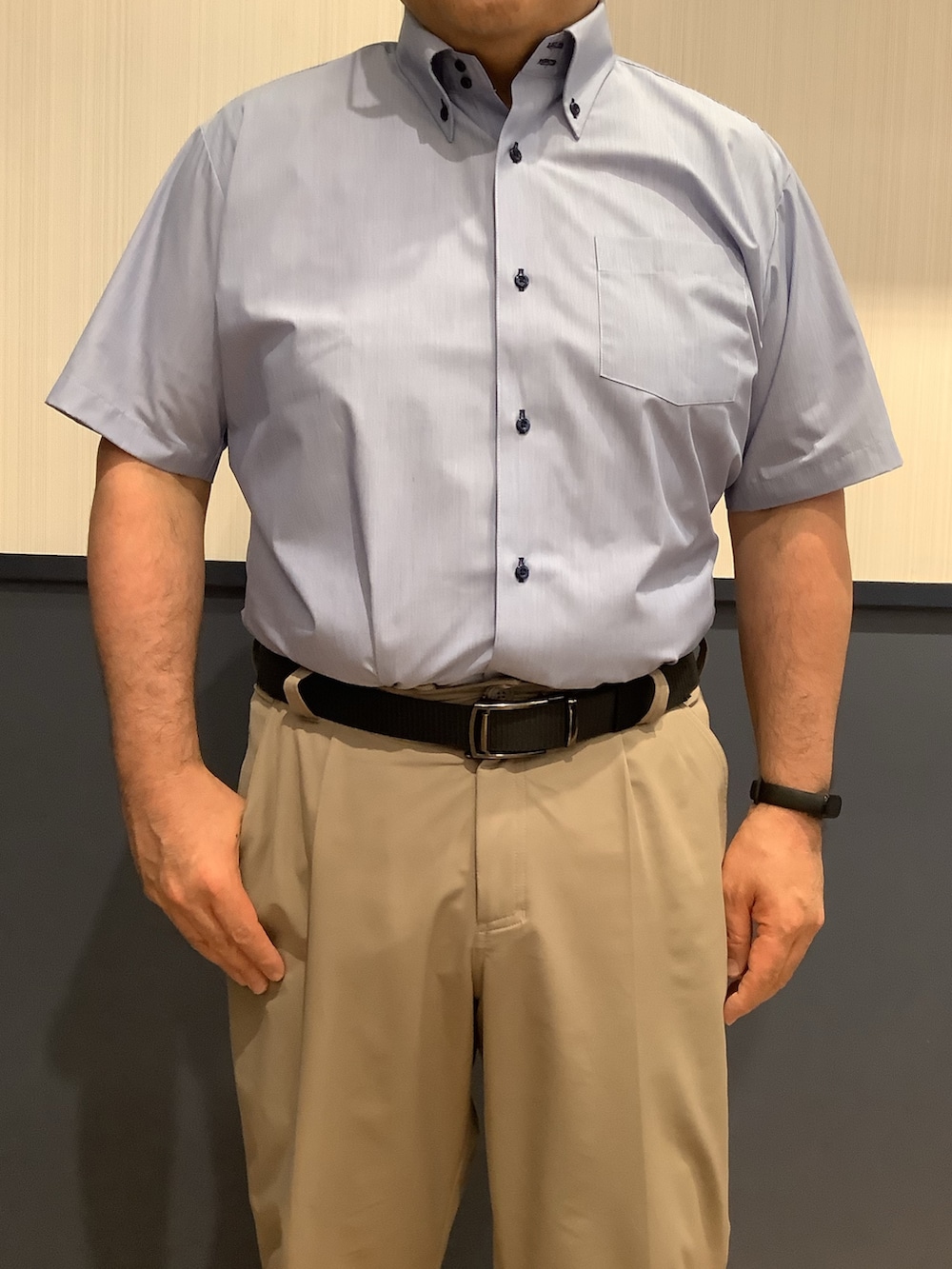 ブルー系のビジネスシャツを着用したメンズの夏コーディネートの2枚目の写真