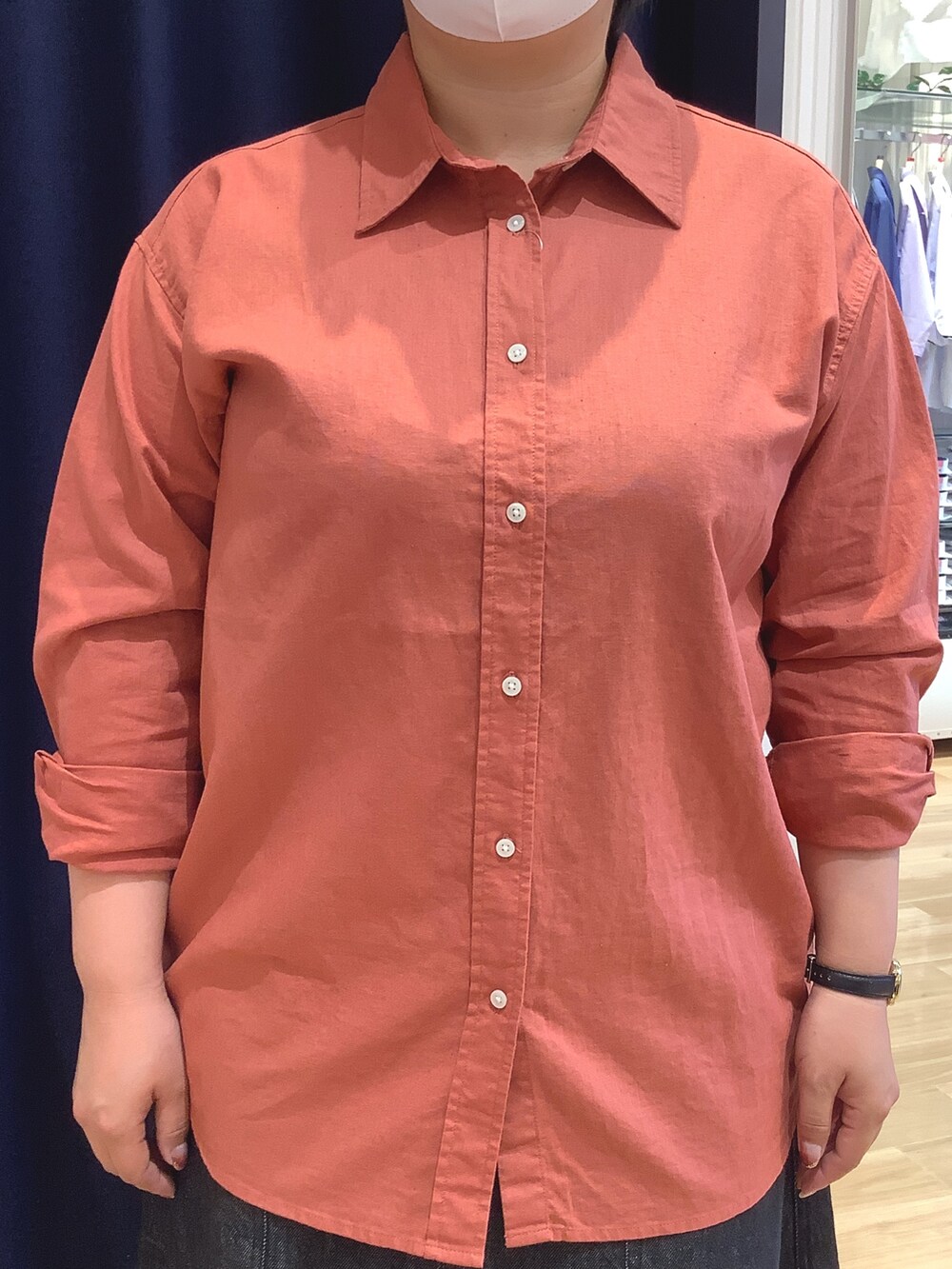 オレンジ系のシャツ/ブラウスを着用したレディースの夏コーディネートの2枚目の写真