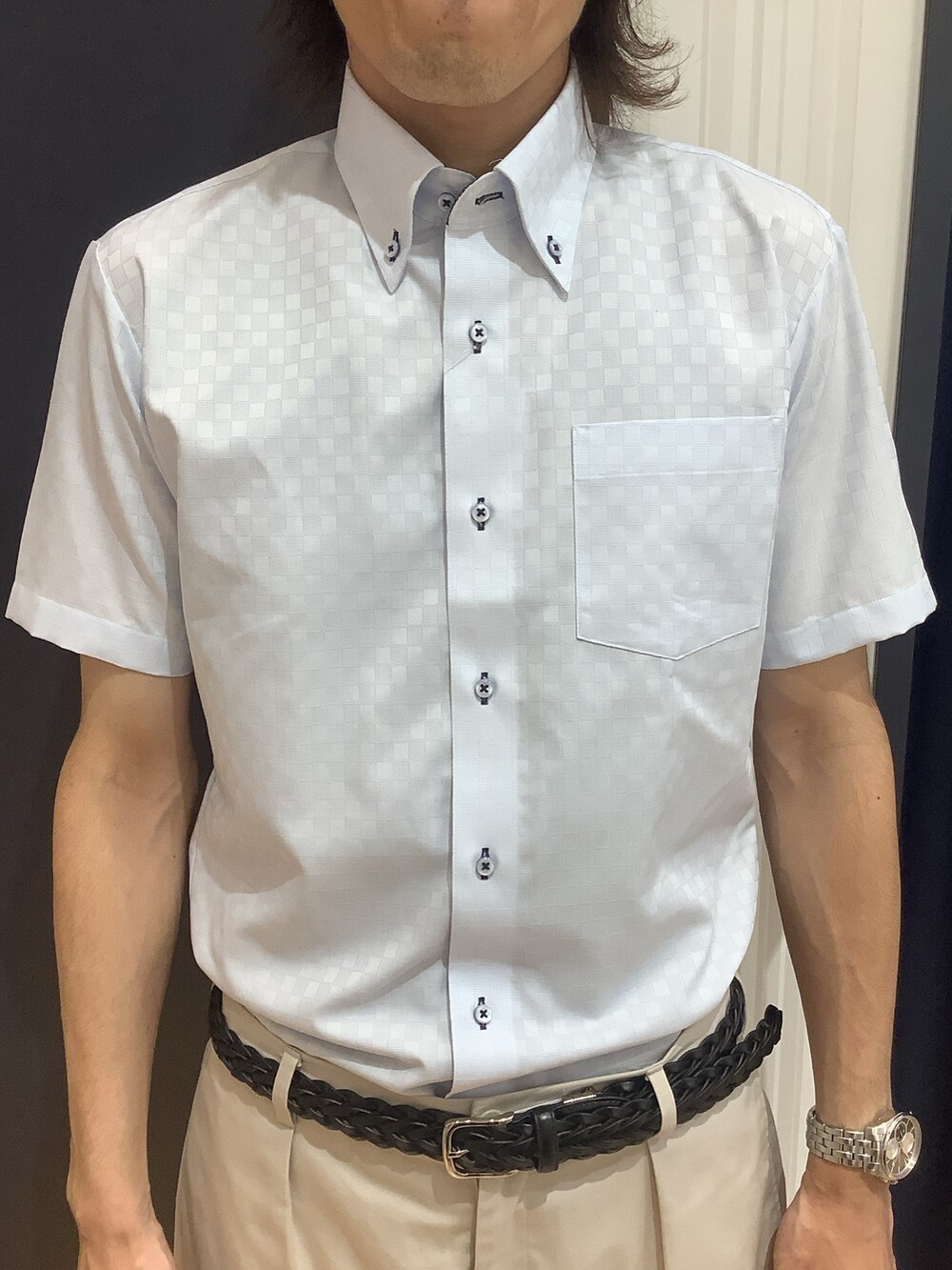 ブルー系のビジネスシャツを着用したメンズの夏コーディネートの2枚目の写真