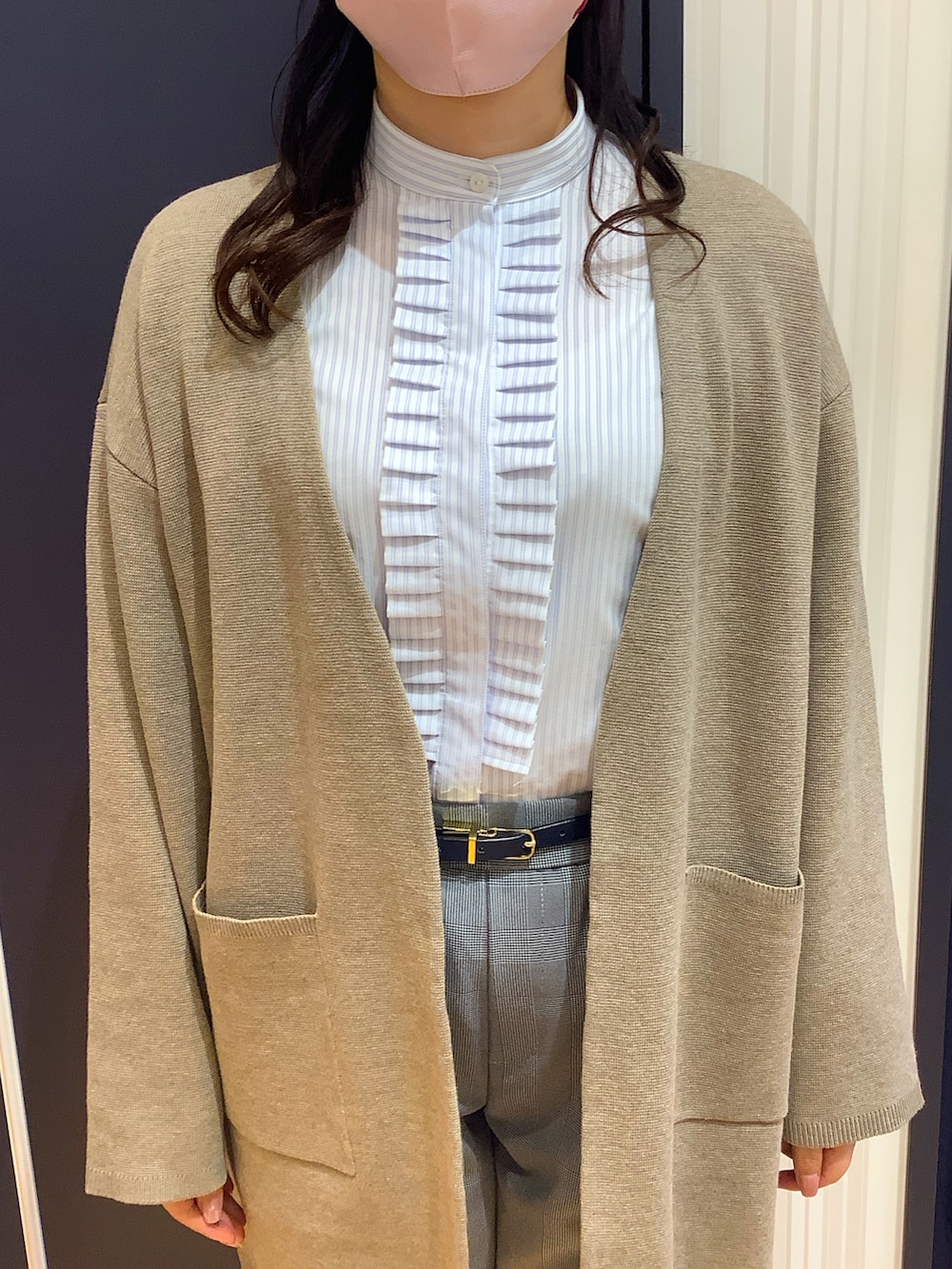 ブルー系のシャツ/ブラウス、ブラウン系のカーディガン/ボレロを着用したレディースの冬コーディネートの2枚目の写真