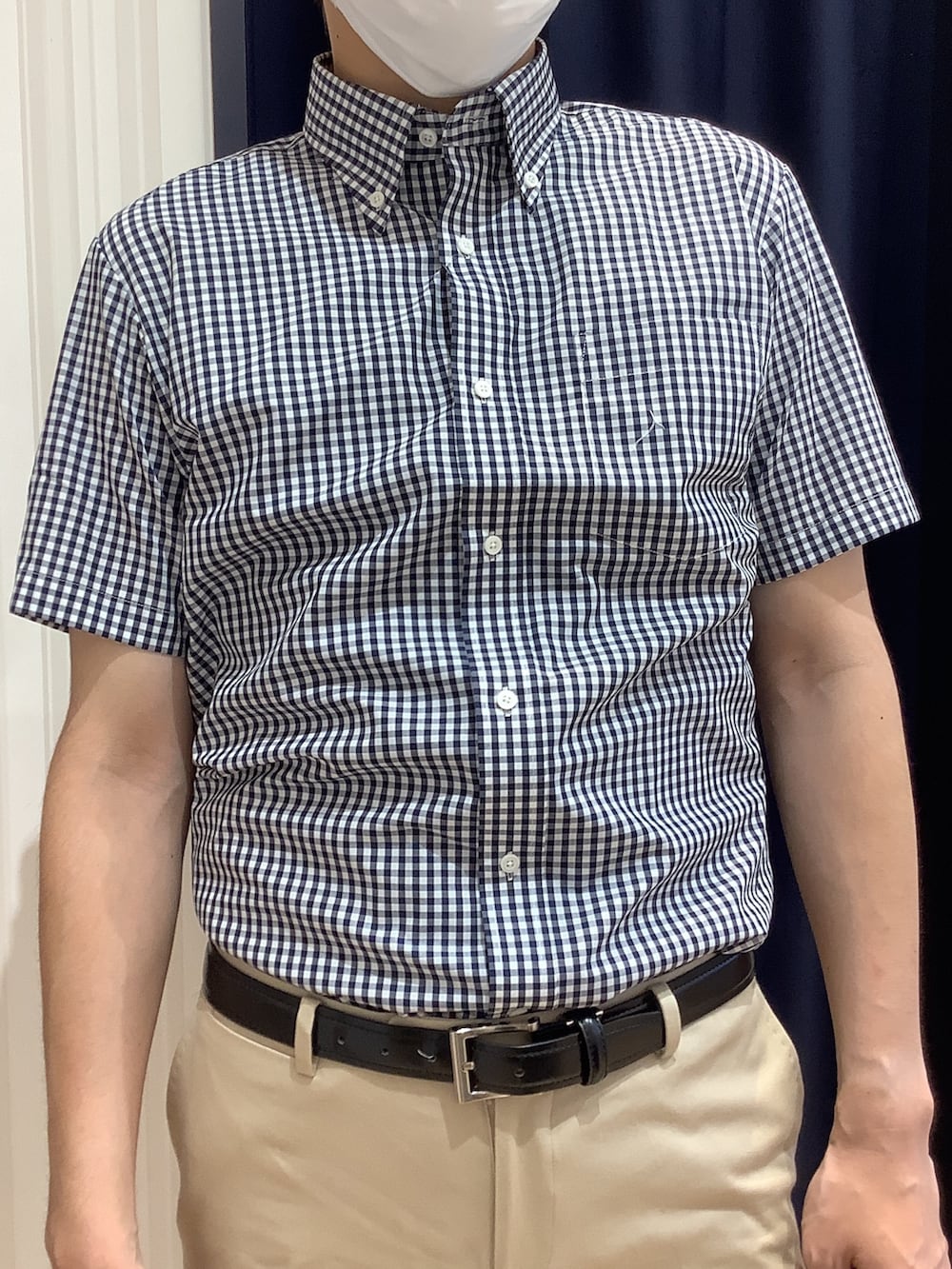 ブルー系のビジネスシャツを着用したメンズの夏コーディネートの2枚目の写真