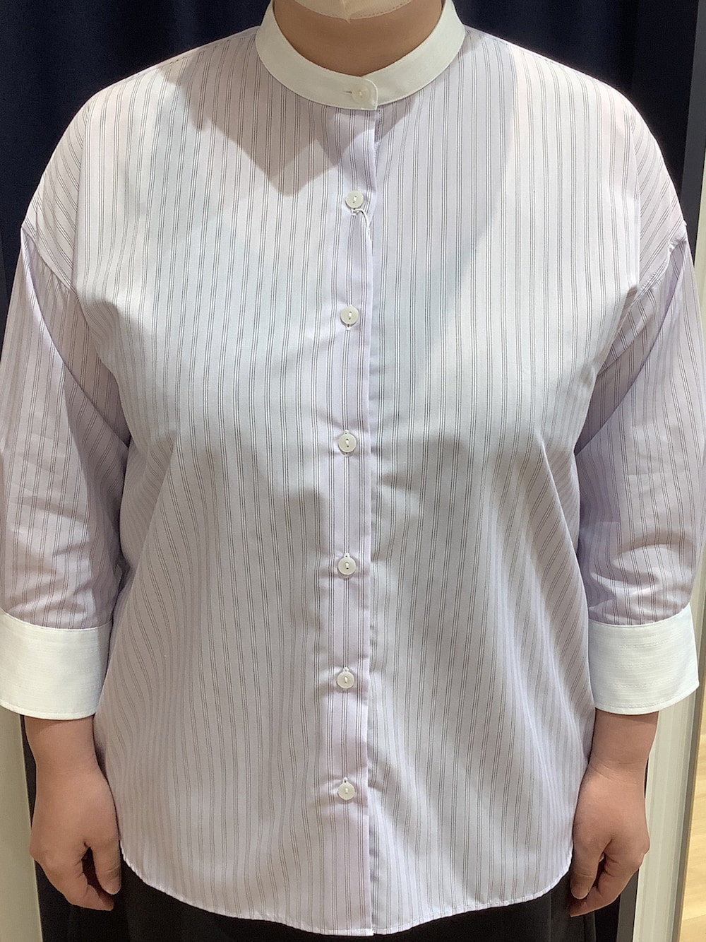 パープル系のシャツ/ブラウスを着用したレディースの夏コーディネートの2枚目の写真