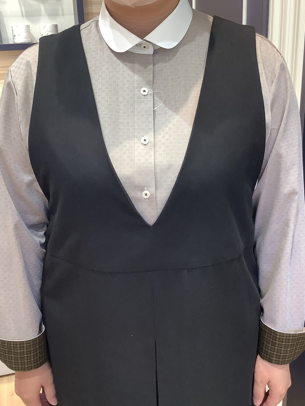 ブラウン系のビジネスシャツを着用したレディースの秋コーディネートの2枚目の写真