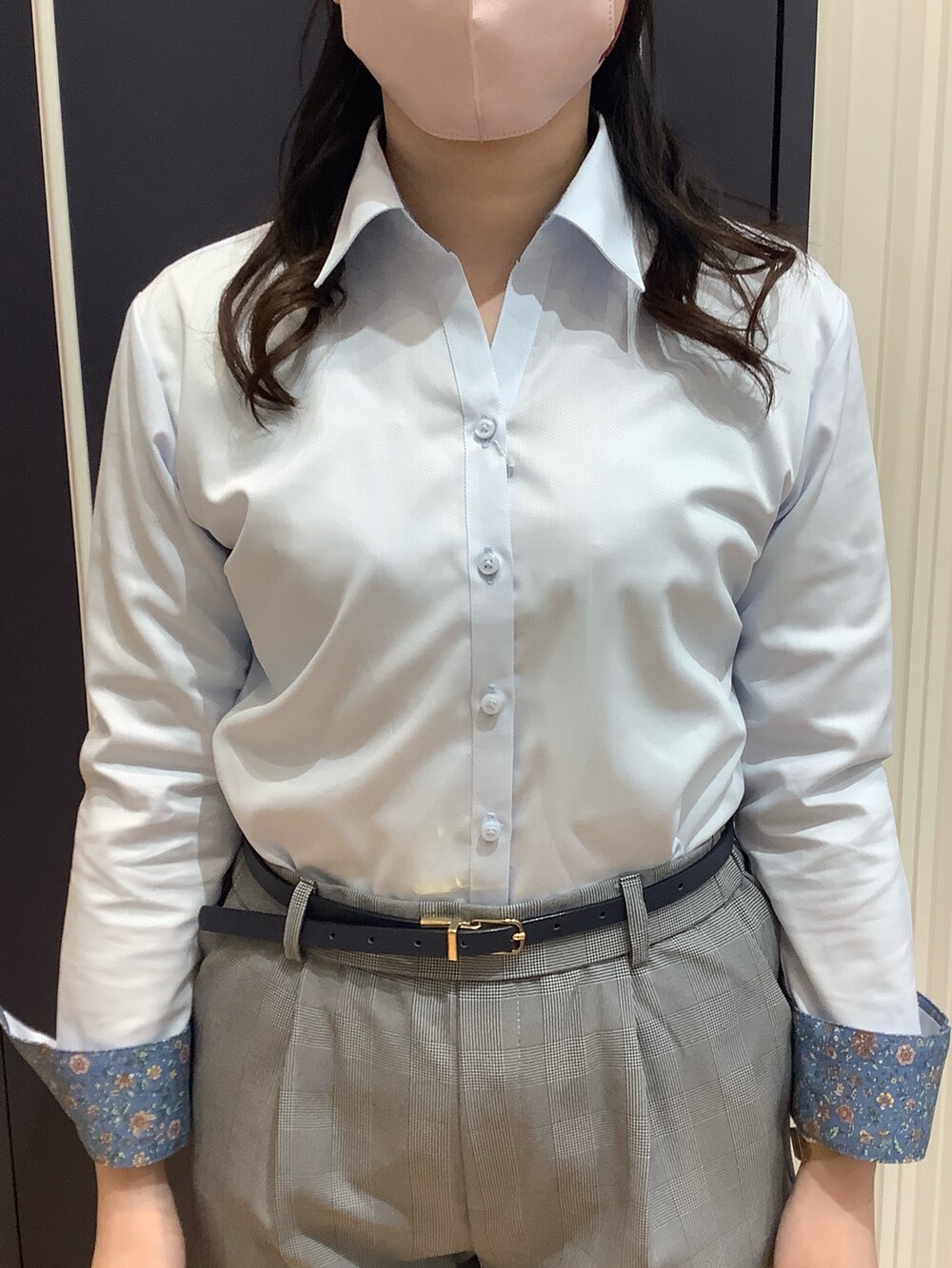 ブルー系のビジネスシャツを着用したレディースの冬コーディネートの2枚目の写真