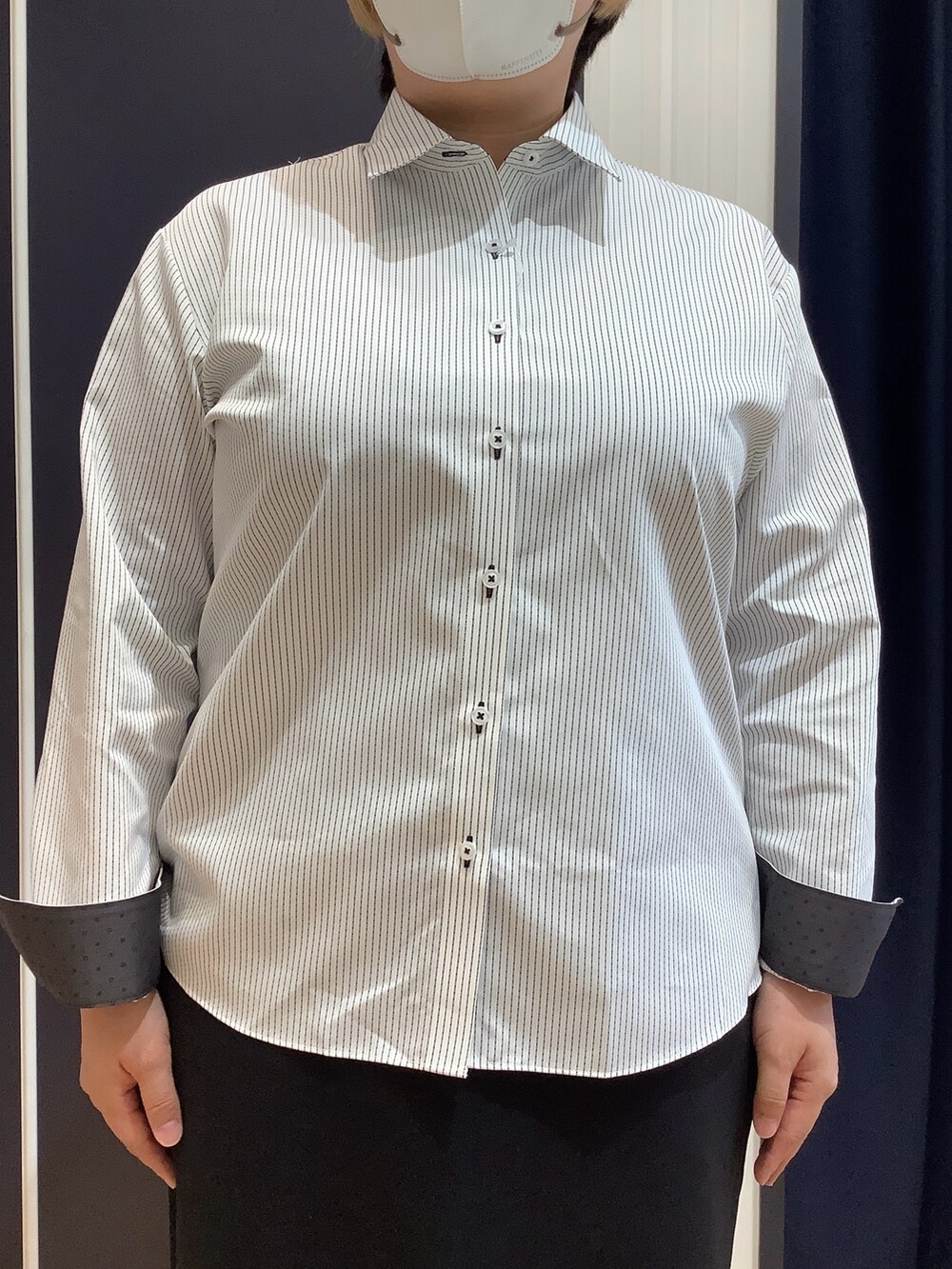 グレー系のビジネスシャツを着用したレディースの秋コーディネートの2枚目の写真