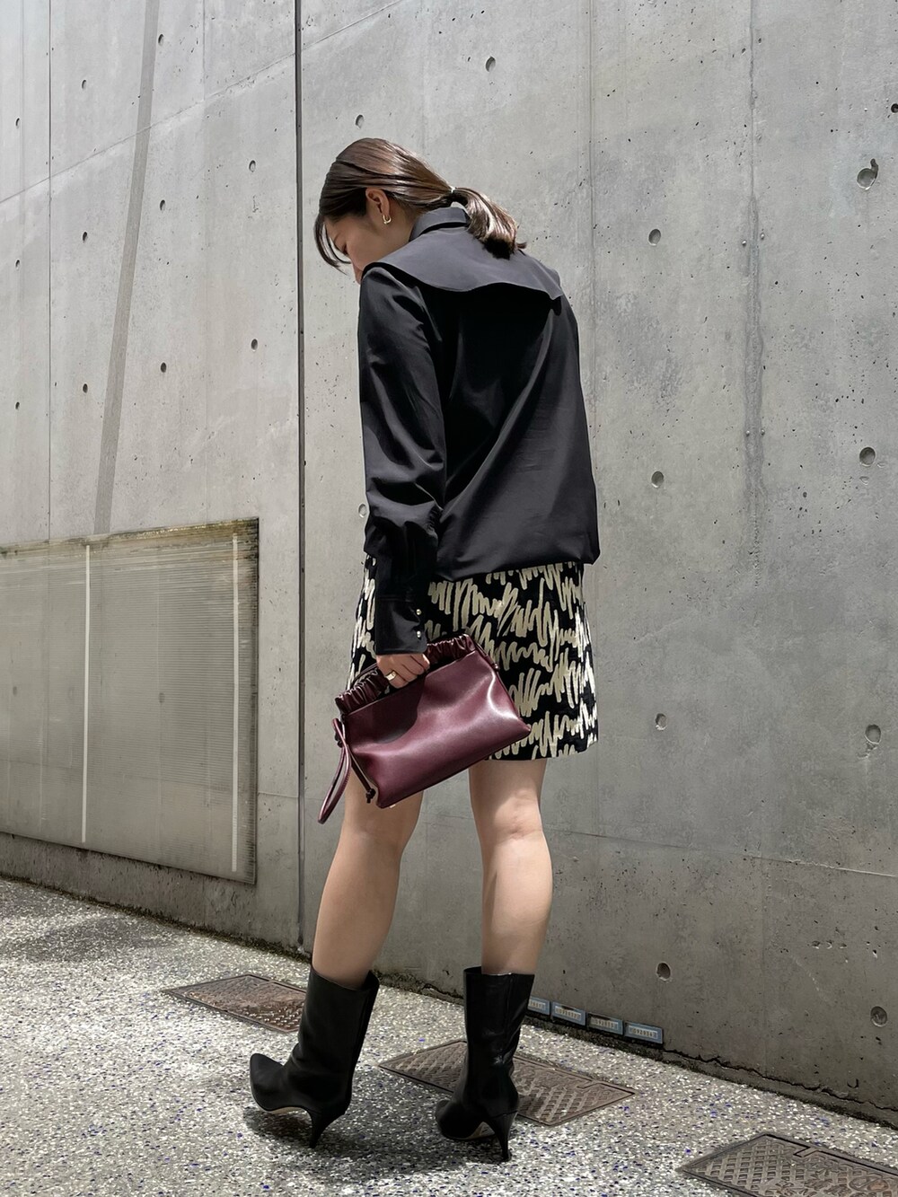 ブラック系のシャツ/ブラウス、ブラック系のその他パンツを着用したレディースの夏コーディネートの4枚目の写真