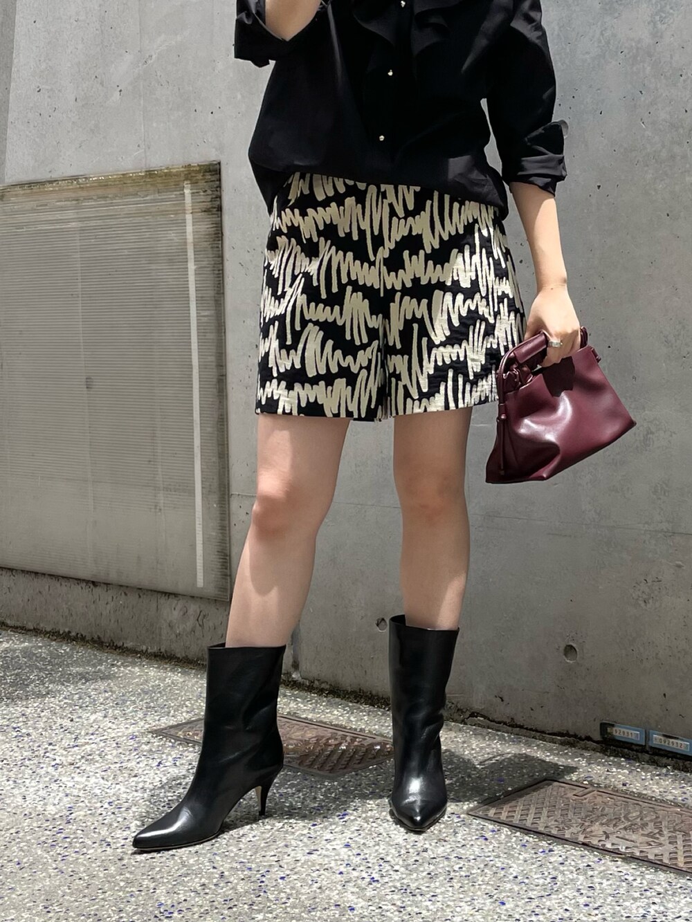 ブラック系のシャツ/ブラウス、ブラック系のその他パンツを着用したレディースの夏コーディネートの3枚目の写真