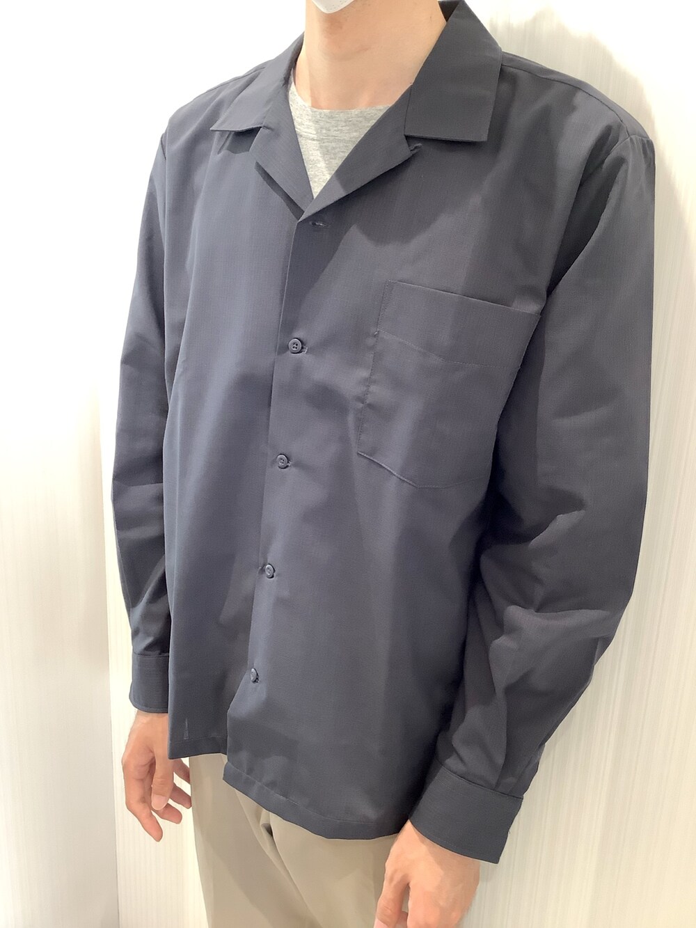 グレー系のシャツ/ブラウスを着用したメンズの夏コーディネートの2枚目の写真