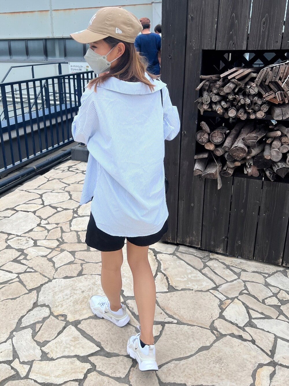 ホワイト系のスニーカー、ブラック系のパンツ、ブルー系のシャツ/ブラウスを着用したレディースの夏コーディネートの2枚目の写真