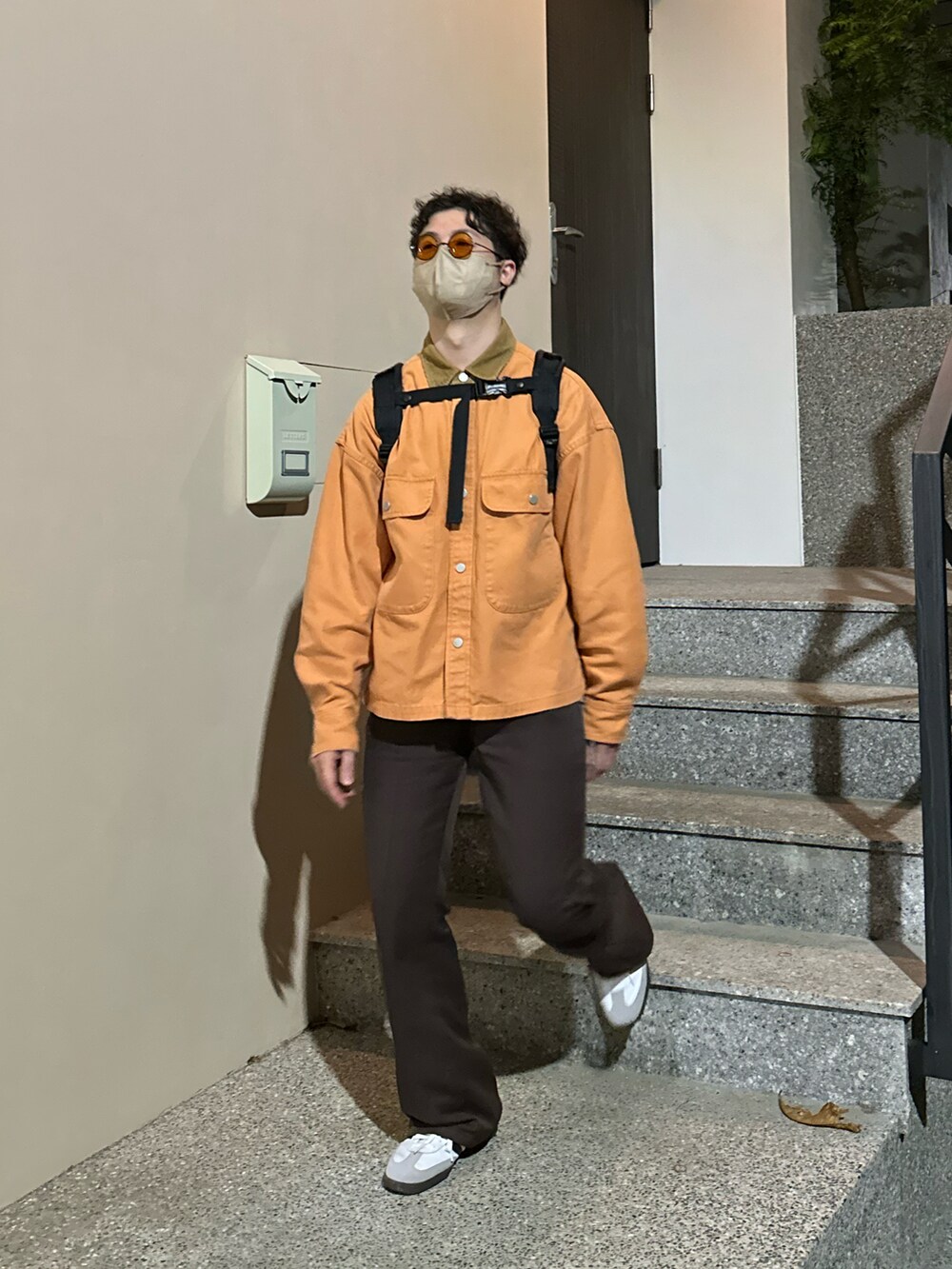 ホワイト系のシューズ、オレンジ系のブルゾンを着用したメンズの春コーディネートの2枚目の写真