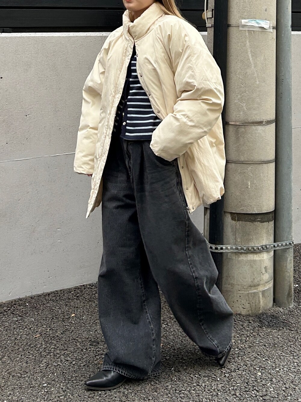 ブルー系のカーディガン/ボレロ、ブラック系のデニムパンツを着用したレディースの冬コーディネートの3枚目の写真