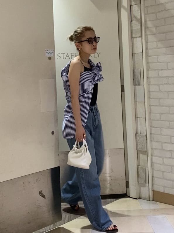 ブルー系のシャツ/ブラウス、ブルー系のデニムパンツ、ブラック系のサンダルを着用したレディースの夏コーディネートの2枚目の写真