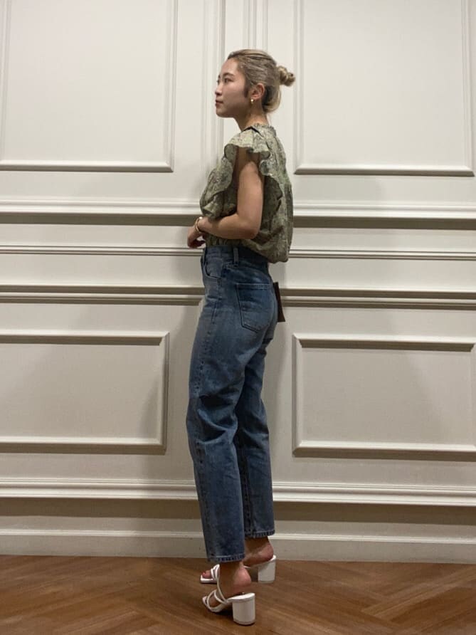 ホワイト系のサンダル、グリーン系のシャツ/ブラウス、ブルー系のデニムパンツを着用したレディースの夏コーディネートの2枚目の写真