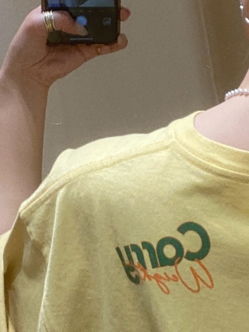 イエロー系のTシャツ/カットソー、ブルー系のデニムパンツを着用したレディースの春コーディネートの4枚目の写真