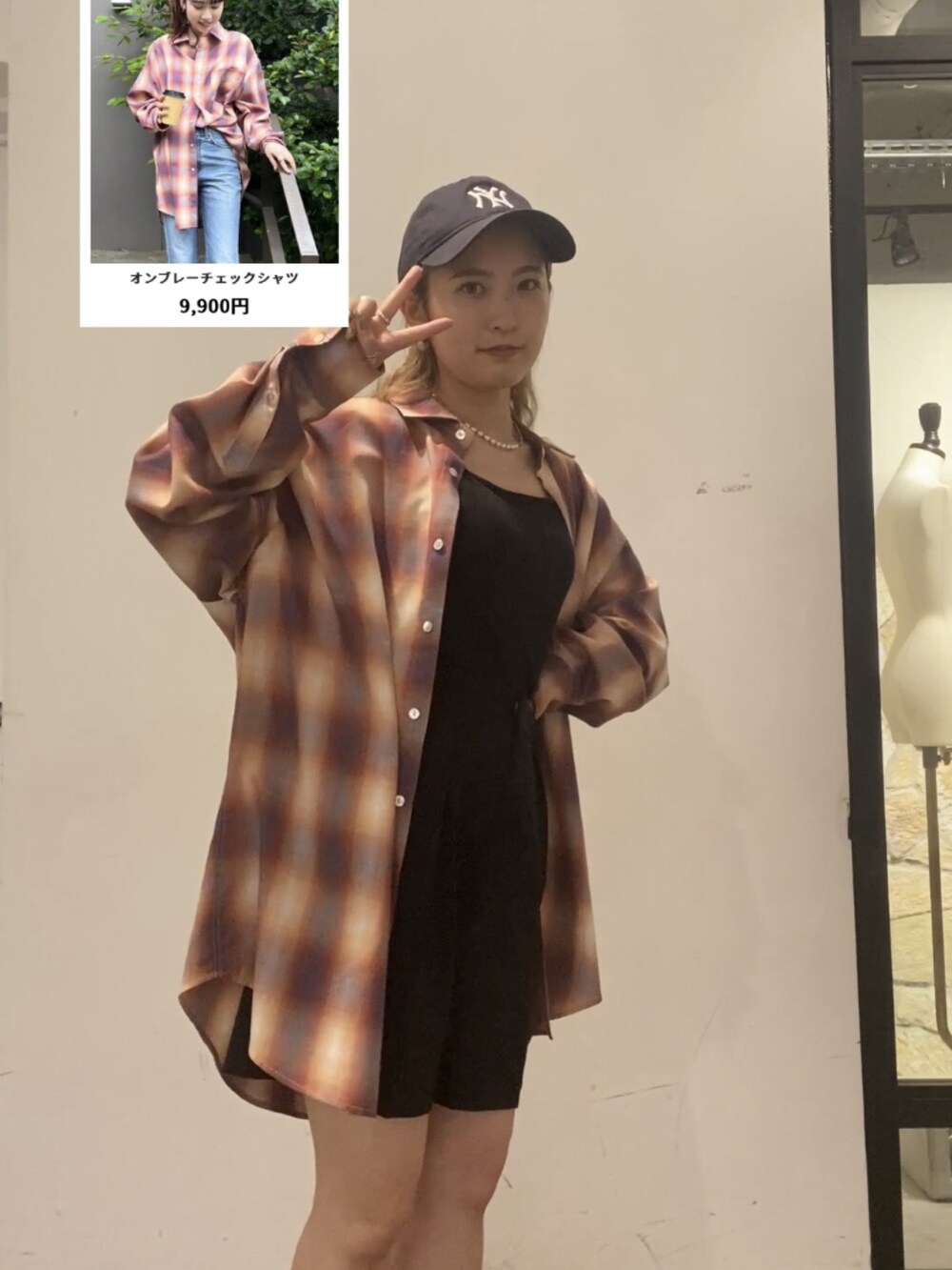 レッド系のシャツ/ブラウスを着用したレディースの秋コーディネートの2枚目の写真