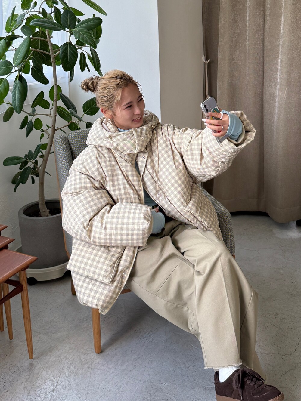 その他のダウンジャケット/コート、ブルー系のTシャツ/カットソー、ベージュ系のその他パンツを着用したレディースの秋コーディネートの3枚目の写真