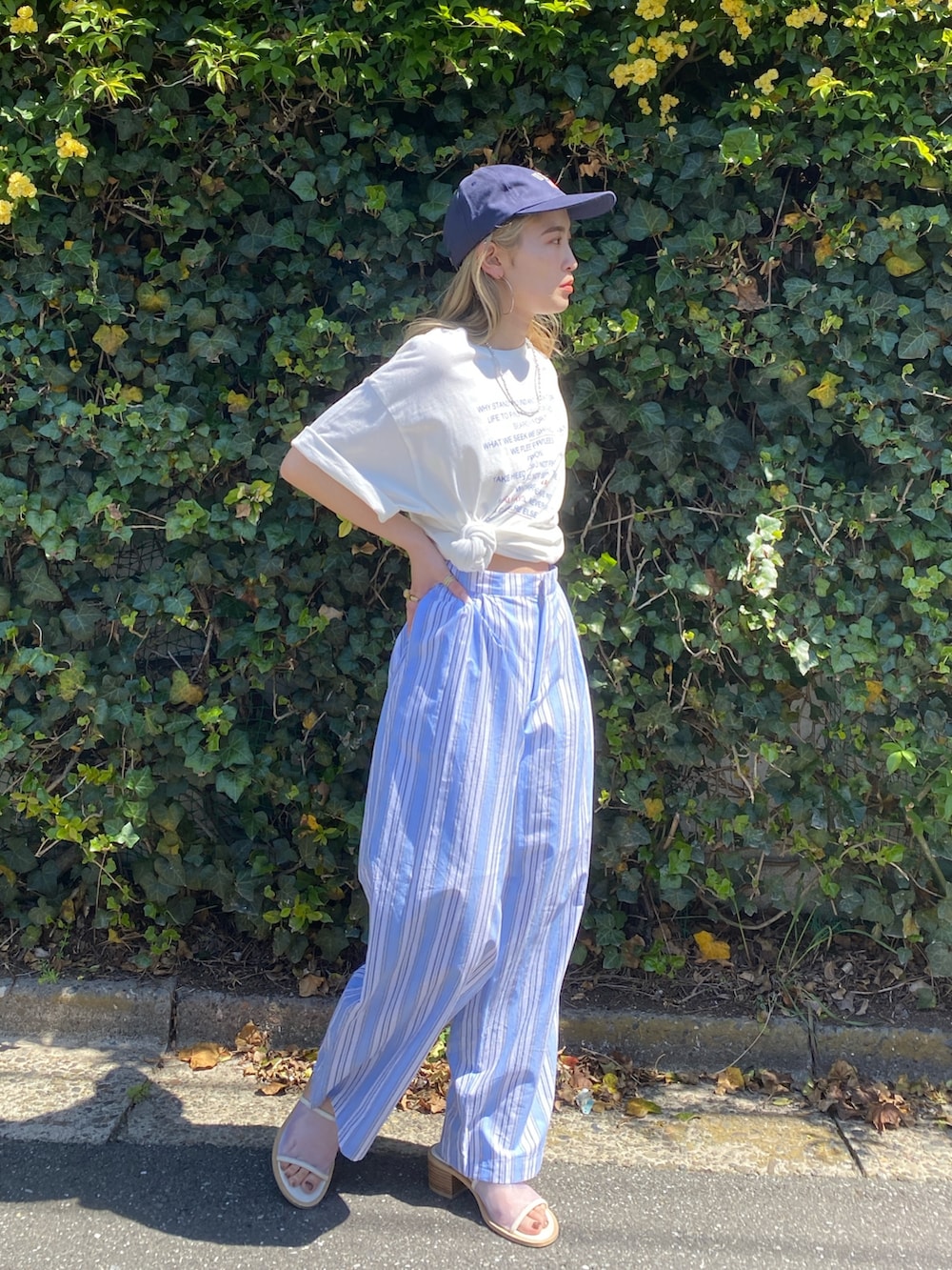 ホワイト系のTシャツ/カットソー、ブルー系のその他パンツ、ホワイト系のサンダルを着用したレディースの春コーディネートの5枚目の写真