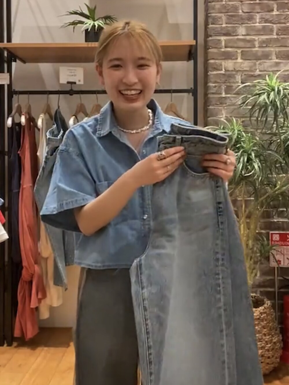 ブルー系のシャツ/ブラウス、ブルー系のデニムパンツ、グレー系のその他パンツを着用したレディースの春コーディネートの3枚目の写真