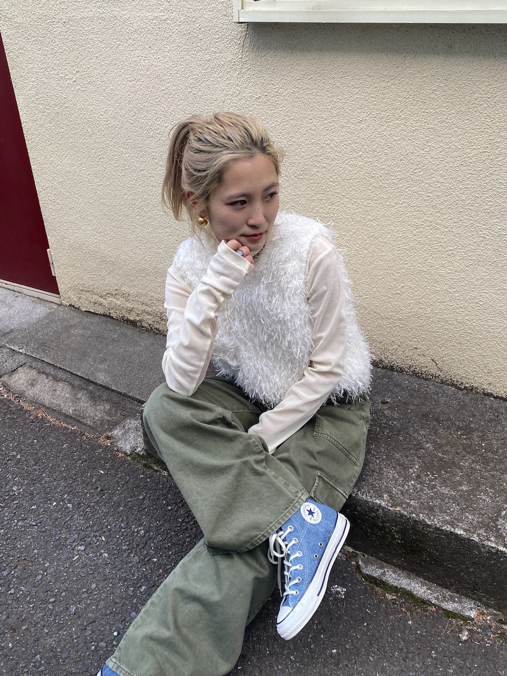 ホワイト系のニット/セーター、ホワイト系のTシャツ/カットソー、ベージュ系のその他パンツを着用したレディースの春コーディネートの2枚目の写真