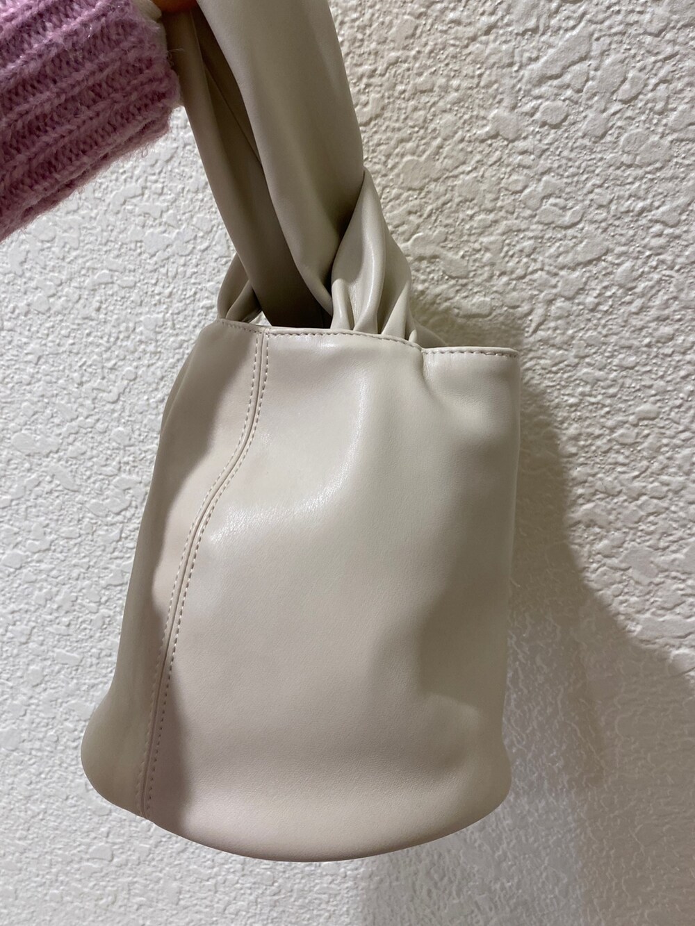 ピンク系のカーディガン/ボレロ、ホワイト系のTシャツ/カットソー、ブラック系のスカートを着用したレディースの秋コーディネートの8枚目の写真