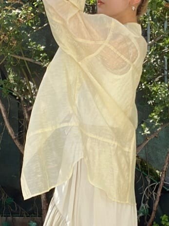 ホワイト系のタンクトップ、ベージュ系のシャツ/ブラウス、ホワイト系のスカートを着用したレディースの春コーディネートの4枚目の写真