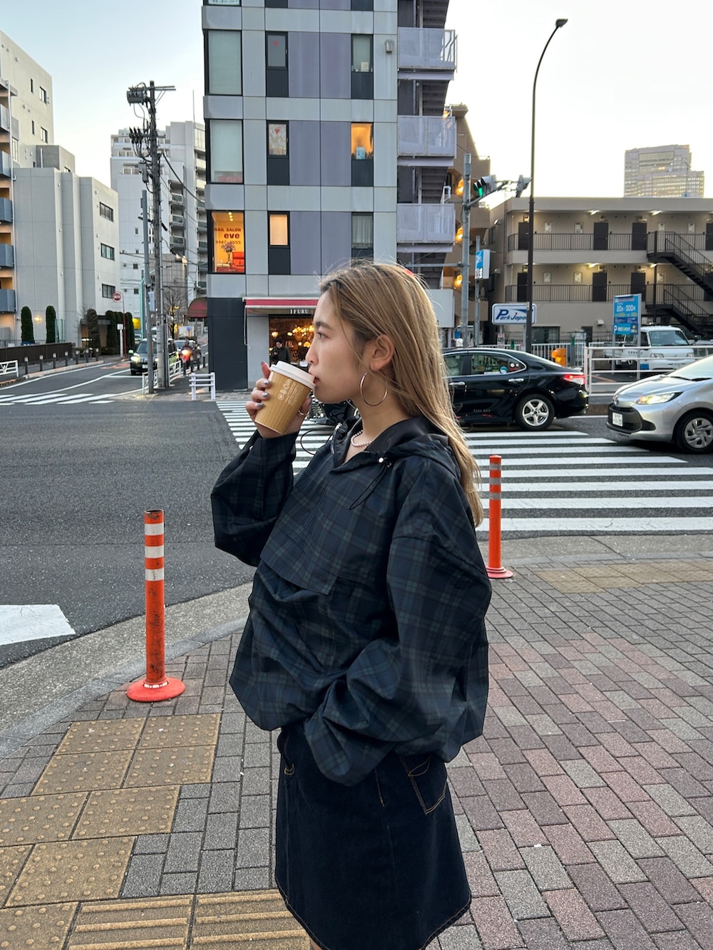 ブルー系のスカート、グリーン系のパーカーを着用したレディースの冬コーディネートの2枚目の写真
