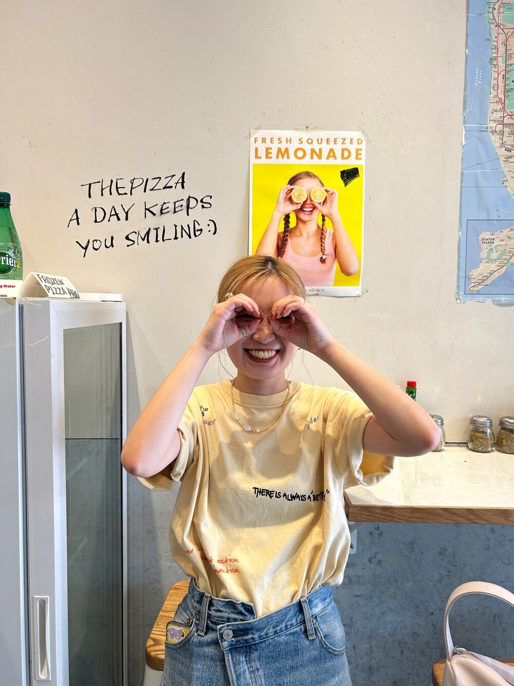 イエロー系のTシャツ/カットソー、ブルー系のデニムパンツを着用したレディースの春コーディネートの5枚目の写真