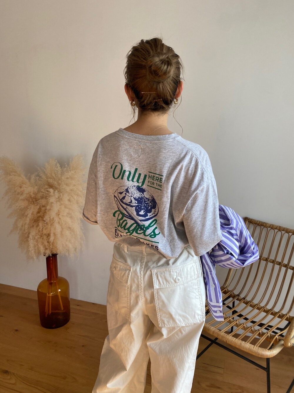 グレー系のTシャツ/カットソー、ホワイト系のその他パンツ、パープル系のシャツ/ブラウスを着用したレディースの春コーディネートの7枚目の写真