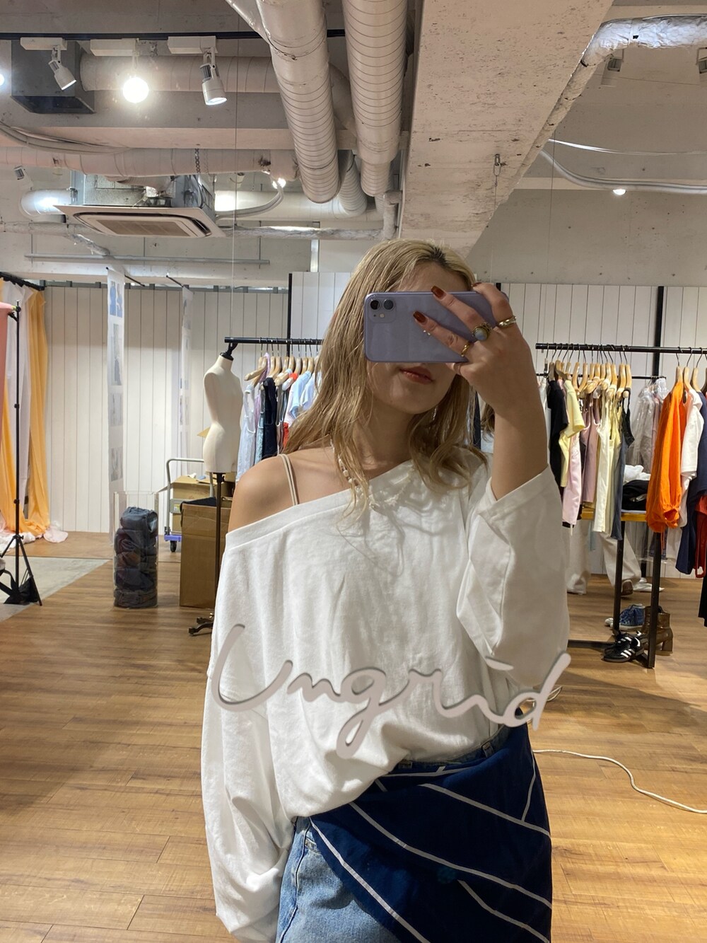 ホワイト系のTシャツ/カットソー、ブルー系のデニムパンツ、ベージュ系のショルダーバッグを着用したレディースの春コーディネートの6枚目の写真