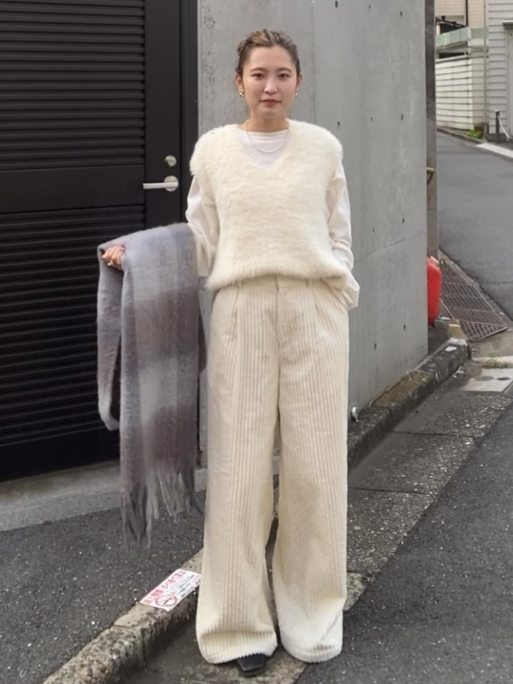 ホワイト系のニット/セーター、ホワイト系のTシャツ/カットソー、ホワイト系のその他パンツを着用したレディースの冬コーディネートの2枚目の写真