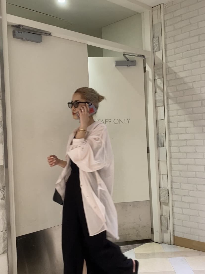 ブラック系のスカート、ブラック系のキャミソール、ブラック系のサンダルを着用したレディースの夏コーディネートの3枚目の写真