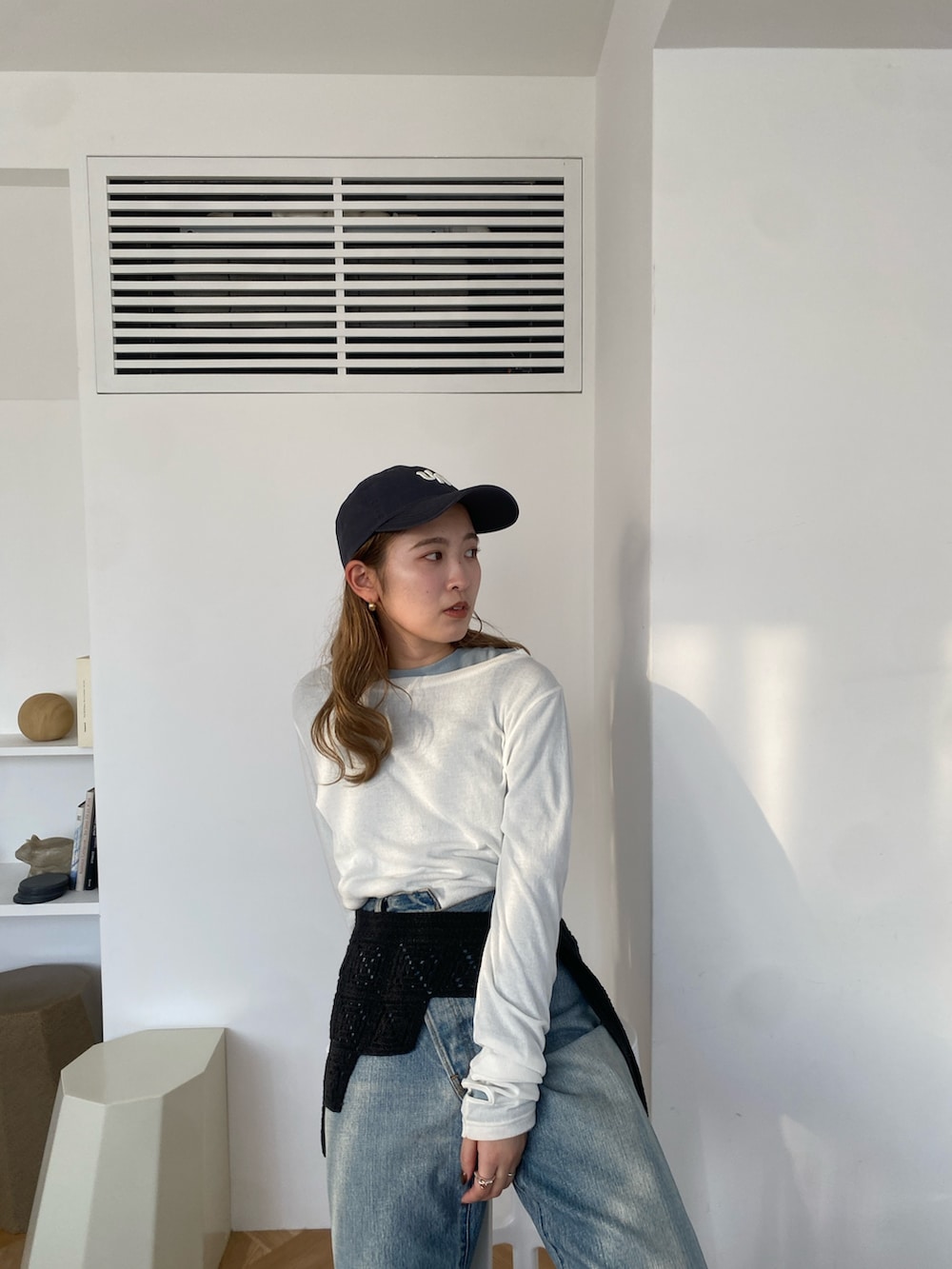 ブルー系のTシャツ/カットソー、ホワイト系のTシャツ/カットソー、ブラック系のスカートを着用したレディースの冬コーディネートの5枚目の写真